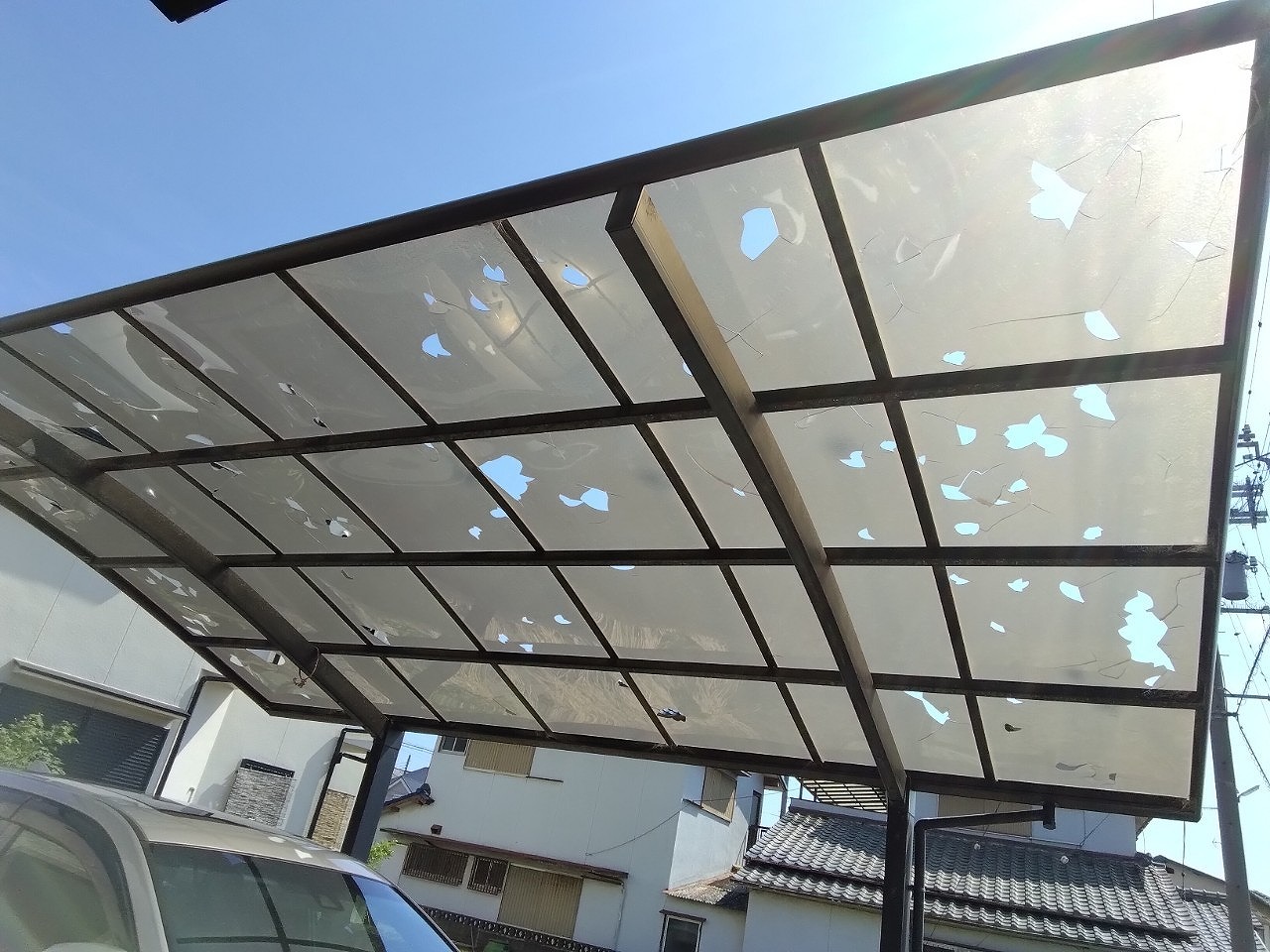 加古郡播磨町　カーポート屋根材　ポリカ　多数穴空き